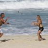 Vitor Belfort e Joana Prado treinam jogando bolas um para o outro