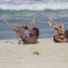 O lutador Vitor Belfort e Joana Prado fazem exercícios de abdominal