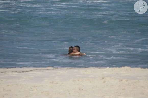 Vitor Belfort e Joana Prado curtem mergulho agarradinhos na praia da Barra, RJ