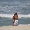 Vitor Belfort e Joana Prado curtem o visual da praia da Barra abraçados