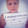 Leandra Leal exibe cartaz convocando manifestantes para paessata LGBT contra a 'cura gay', em 20 de junho de 2013
