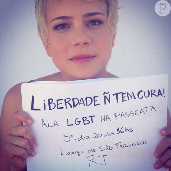 Leandra Leal exibe cartaz convocando manifestantes para paessata LGBT contra a 'cura gay', em 20 de junho de 2013