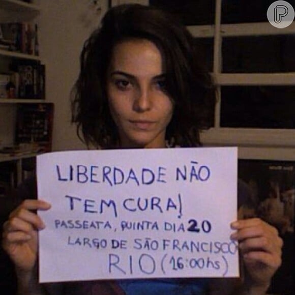 Tainá Müller exibe cartaz 'Liberdade não tem cura'