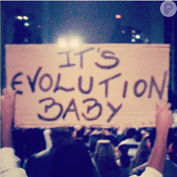 Fiuk publica foto com cartaz escrito 'Its evolution baby' (É a evolução, bebê, em português)