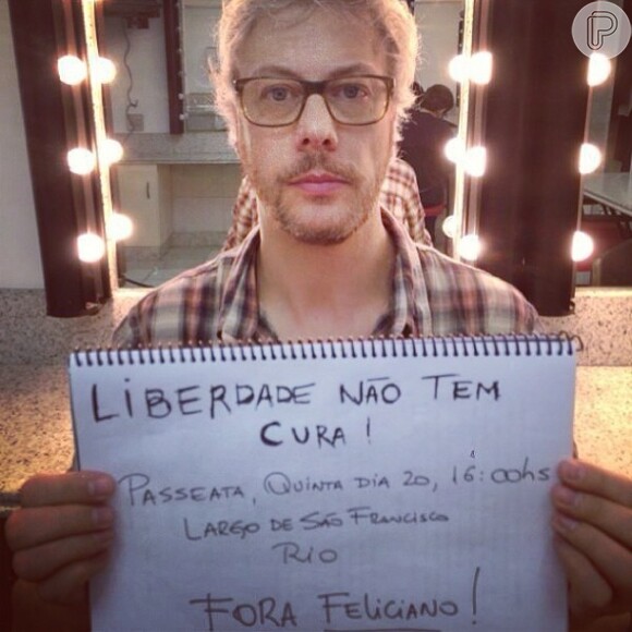 Guilherme Weber exibe cartaz 'Fora Feliciano'