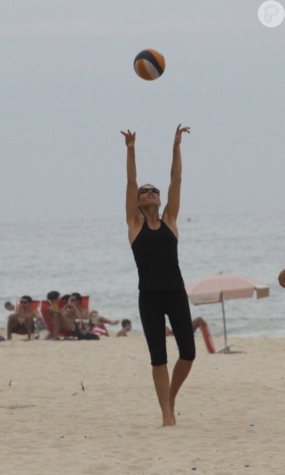 Além da yoga, Fernanda Lima gosta de jogar vôlei de praia