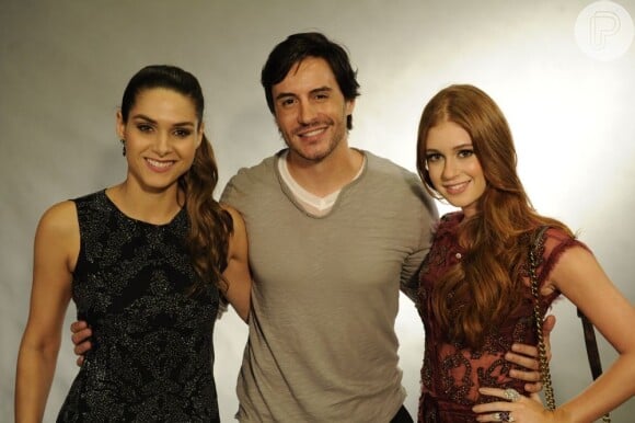 Nicole está vivendo um triângulo amoroso com Thales (Ricardo Tozzi) e Leila (Fernanda Machado), em 'Amor à Vida'