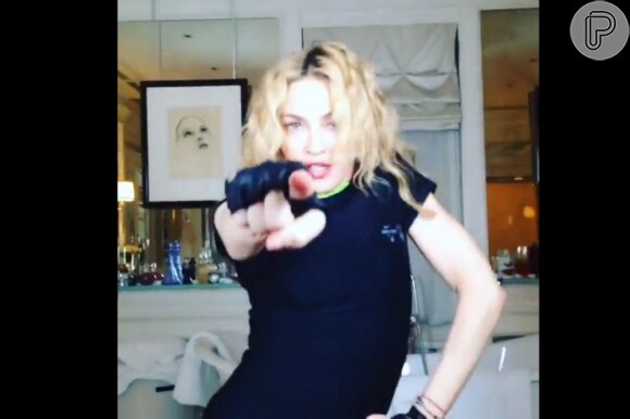 Madonna publicou um vídeo dançando sem maquiagem e dentro do banheiro dela antes de ir à Nova York, em 20 de junho