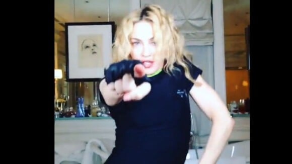 Madonna publica vídeo dançando no banheiro e sem maquiagem
