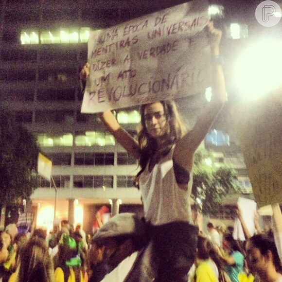 Thaila Ayala durante manifestação que aconteceu na última quinta-feira, 20 de junho de 2013