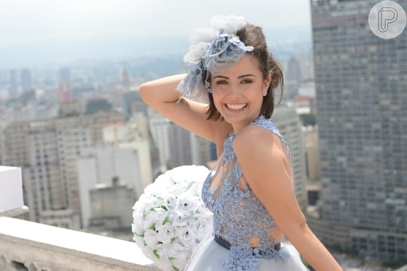 Maria Casadevall também mostra um estilo fashion na personagem, como mostra o vestido de casamento azul