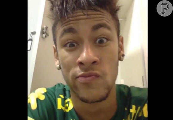 Neymar fica um pouco vesgo no vídeo que publicou no Instagram