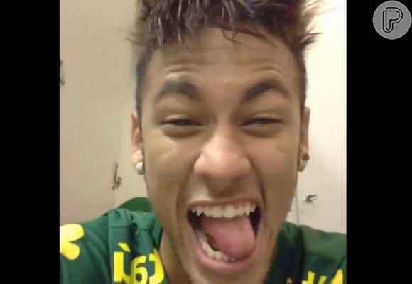 Neymar mostrou a língua durante o vídeo