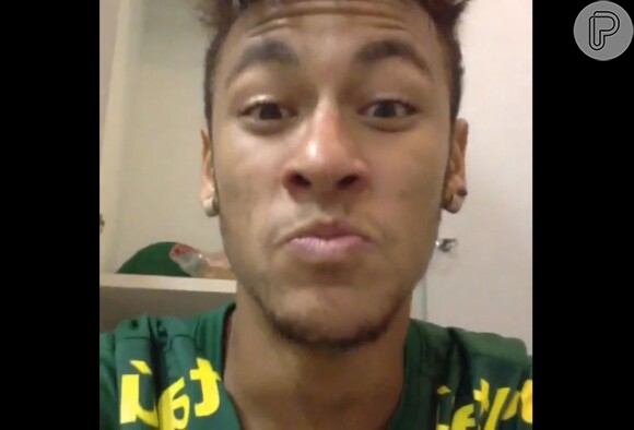 Neymar faz bico para o celular