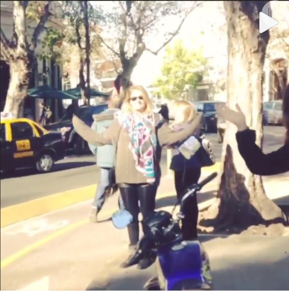 No vídeo, Fiorella Mattheis mostra as amigas em rua de Buenos Aires, na Argentina