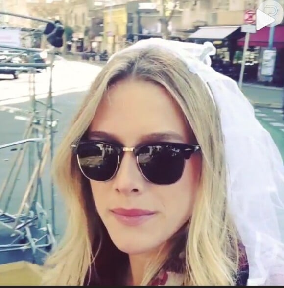 De véu de noiva, Fiorella Mattheis aparece em vídeo postado em seu Instagram