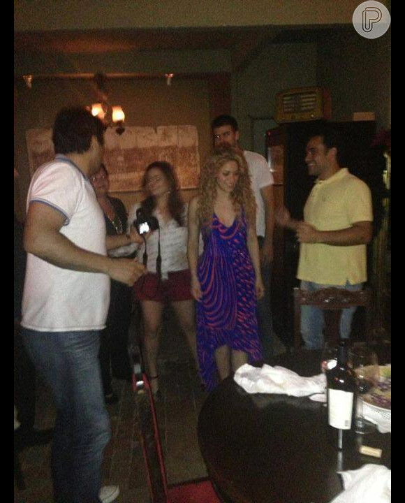 Shakira e Gerard Piqué também foram fotografados por fãs no restaurante