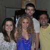 Shakira e Gerard Piqué comemoraram a vitória da Espanha contra a Nigéria jantando no Restaurante Moranga, na Praia de Iracema, em Fortaleza, Ceará, e posaram com o dono do estabelecimento, Roberto Markan, na noite deste domingo, 23 de junho de 2013