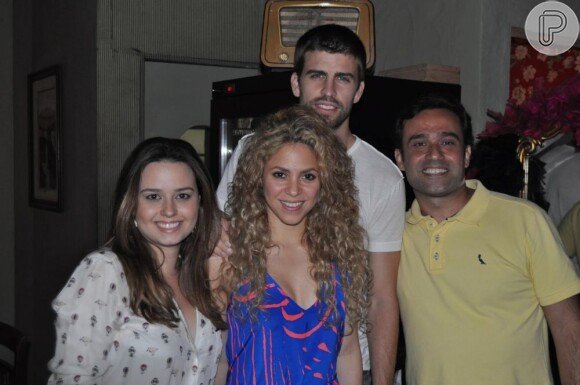 Shakira e Gerard Piqué comemoraram a vitória da Espanha contra a Nigéria jantando no Restaurante Moranga, na Praia de Iracema, em Fortaleza, Ceará, e posaram com o dono do estabelecimento, Roberto Markan, na noite deste domingo, 23 de junho de 2013