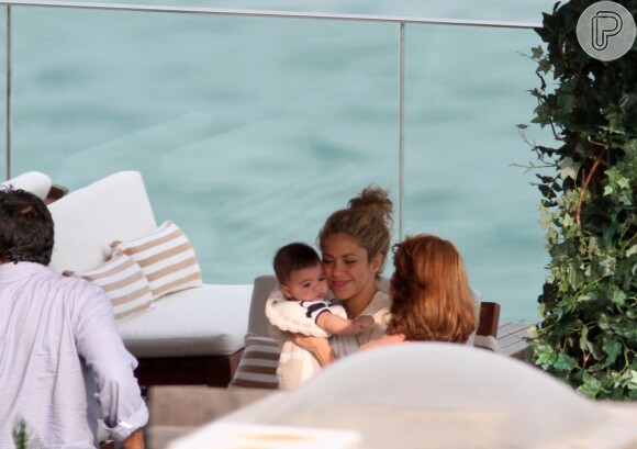 Shakira faz carinho no filho, Milan, na sacada do Hotel Fasano