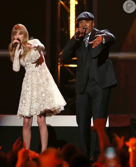 Taylor Swift e LL Cool J ensaiam uma coreografia no palco