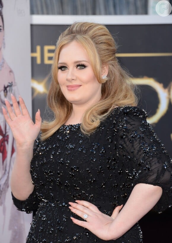 Adele já foi alfinetada duas vezes pelo estilista Karl Lagerfeld, por causa de seu peso