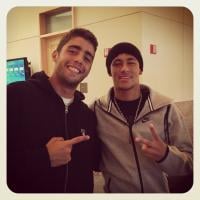 Neymar encontra Pedro Scooby, marido de Luana Piovani, em aeroporto dos EUA