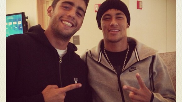 Neymar encontra Pedro Scooby, marido de Luana Piovani, em aeroporto dos EUA