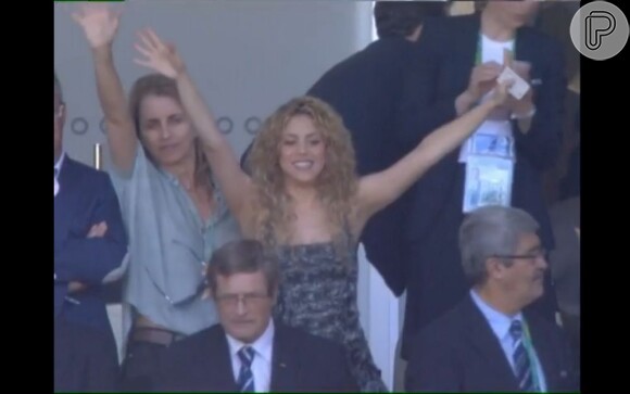 Shakira acenou para os fãs e o marido assim que foi mostrada no telão do Estádio