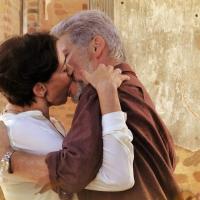 'Saramandaia': Vitória (Lilia Cabral) e Zico (José Mayer) se beijam nas ruínas