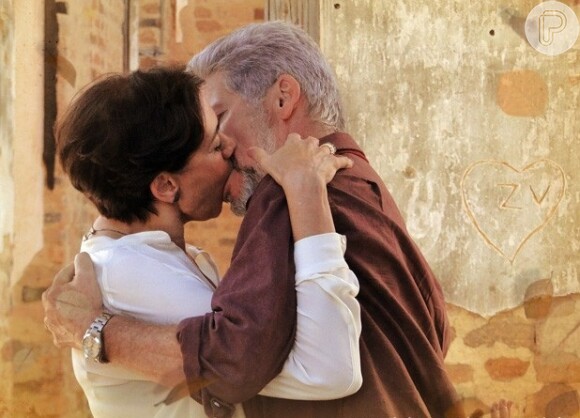 Vitória (Lilia Cabral) não resiste e acaba beijando Zico Rosado (José Mayer), em 'Saramandaia', em 28 de junho de 2013