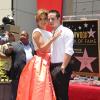 Jennifer Lopez posa com o namorado, o dançarino Casper Smart