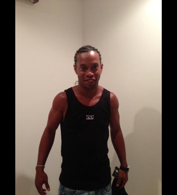 Ronaldinho Gaúcho posta foto do novo visual no Twitter