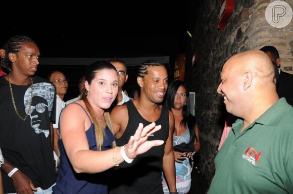 Ronaldinho Gaúcho chega cheio de sorrisos