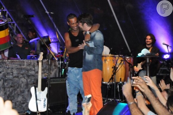 Ronaldinho Gaúcho sobe ao palco e abraça Saulo Fernandes, da Banda Eva