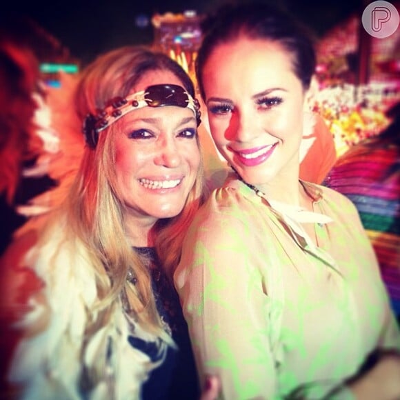 Paolla Oliveira posa para foto com Susana Vieira