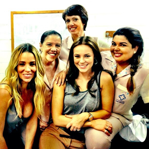 Paolla Oliveira posa com as colegas de elenco de 'Amor à vida'