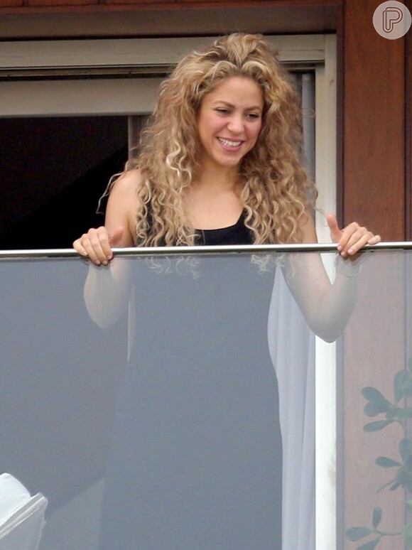 Shakira foi a primeira mulher a aparecer na TV iraniana com os braços de fora e causou polêmica, em 4 de julho de 2013