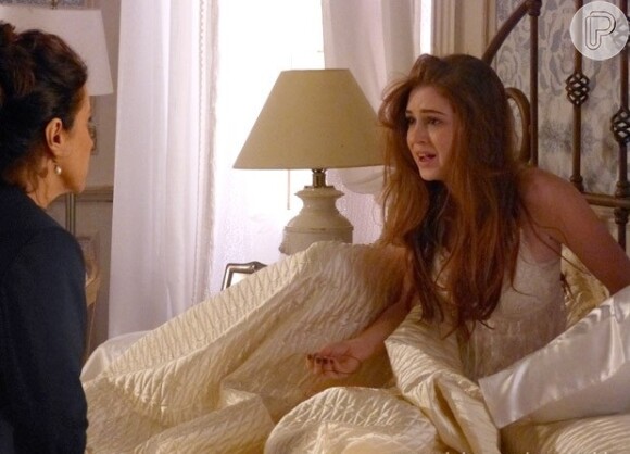 Nicole (Marina Ruy Barbosa) começa a perder os cabelos e se desespera, em 'Amor à Vida', em 4 de julho de 2013