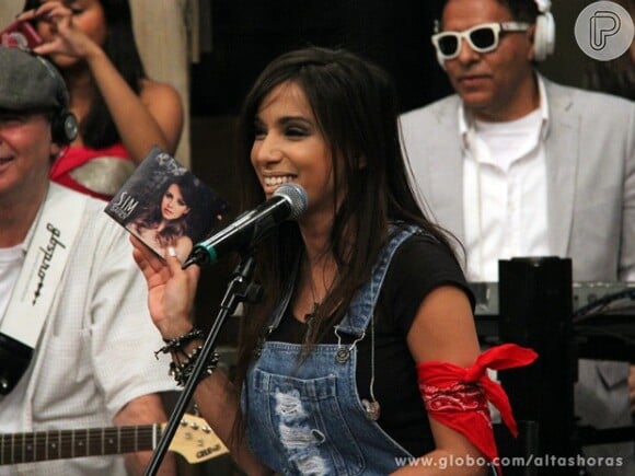 Anitta mostra o álbum 'Sim', de Sandy, autografado, que ganhou da cantora