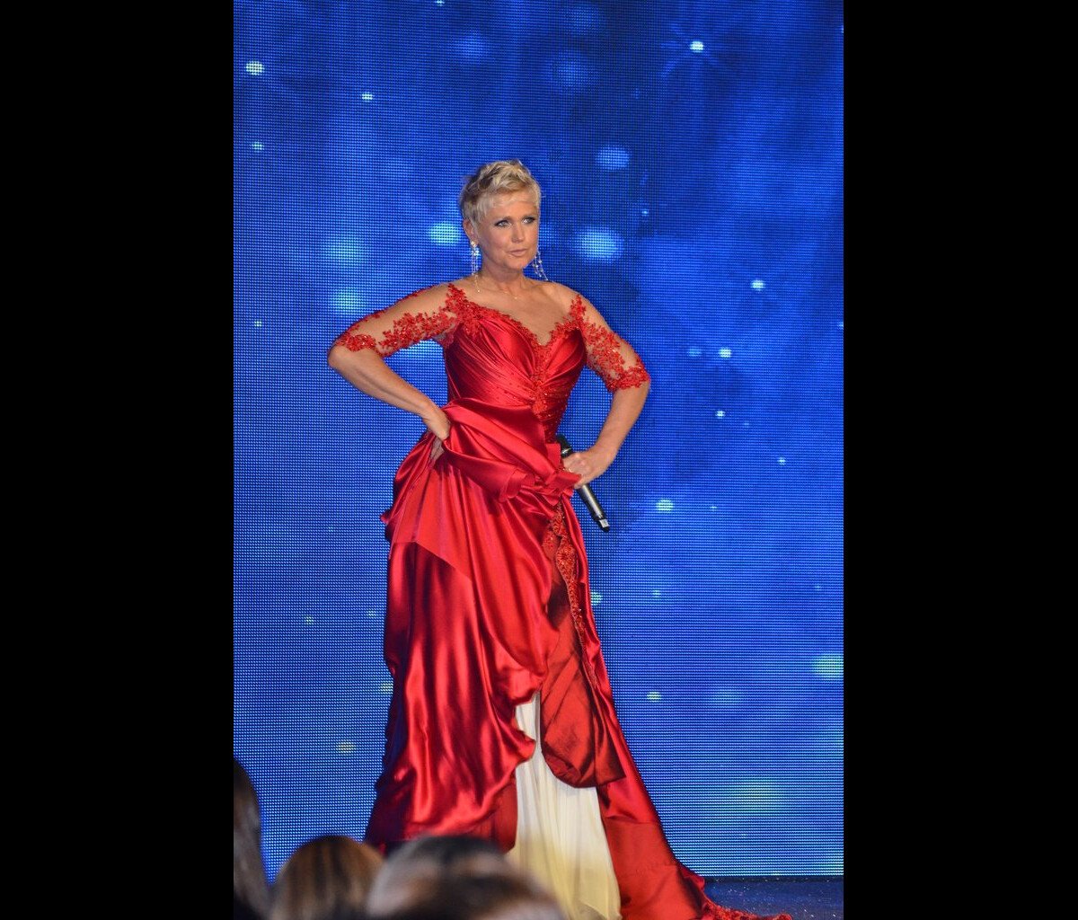 Foto Em sua festa de anivers rio de 50 anos Xuxa usou um vestido