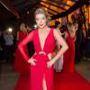 Luiza Possi foi mais uma a escolher vestido vermelho para o prêmio Geração Glamour, em março de 2015