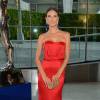 Alessandra Ambrósio investiu em um vestido tomara que caia vermelho da grife Mischa Nonoo para o CFDA Awards, nos Estados Unidos, em junho de 2014