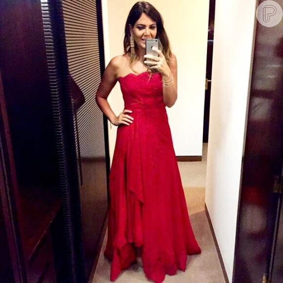 A promoter Carol Sampaio usou vestido vermelho de Lethicia Bronstein para o casamento de Thiaguinho e Fernanda Souza, em fevereiro de 2015