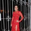 Thais Fersoza escolheu um vestido vermelho fendado e com renda, da estilista Lethicia Bronstein, para o casamento de Thais Pachclek e Bruno Belutti, que aconteceu em novembro de 2014