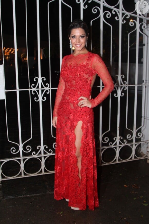 Thais Fersoza escolheu um vestido vermelho fendado e com renda, da estilista Lethicia Bronstein, para o casamento de Thais Pachclek e Bruno Belutti, que aconteceu em novembro de 2014