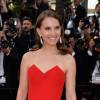 Natalie Portman compareceu ao primeiro dia do Festival de Cannes 2015 com um vestido vermelho tomara que caia de Christian Dior