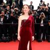 Julianne Moore prestigiou o segundo dia do Festival de Cannes 2015 com um vestido vermelho de veludo da grife Givenchy