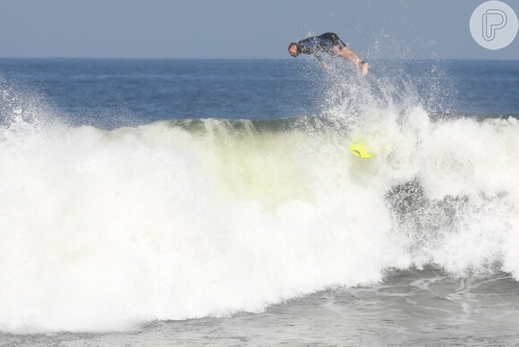 Cauã Reymond surfa com amigo na Prainha, zona Oeste do Rio, na tarde desta terça-feira, 04 de agosto de 2015