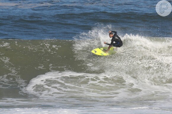 Cauã Reymond surfa com amigo na Prainha, zona Oeste do Rio, na tarde desta terça-feira, 04 de agosto de 2015